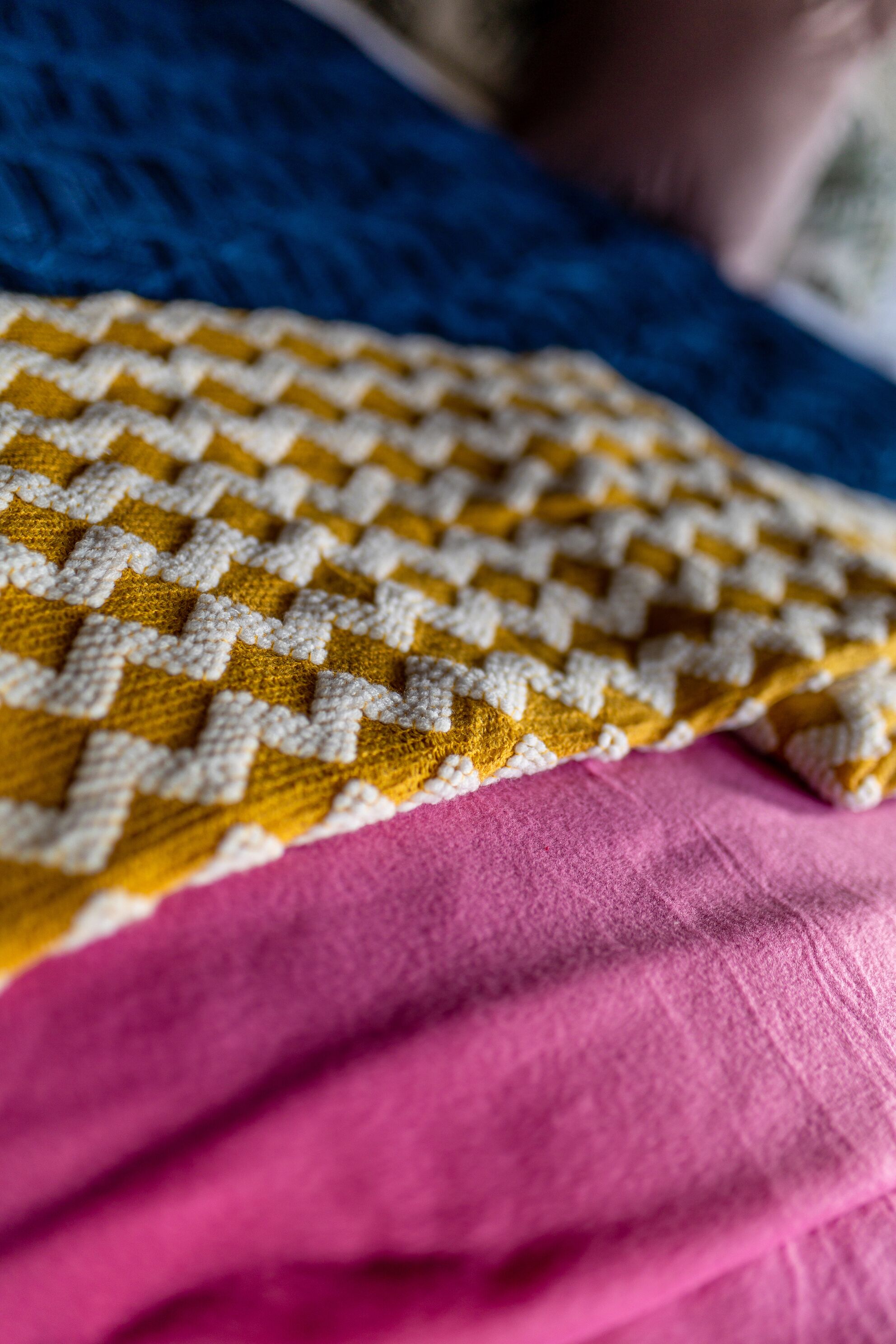 Primer plano de una tela con textura y estampado de cuadros.