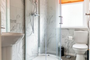 Shower, hair dryer, towels, soap - Botanical House Juniper Suite (Blackpool)