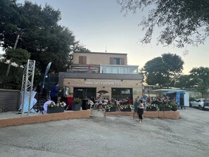 Unclassified image, 3 of 24, button