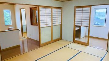 Seterika/papan seterika, katil bayi/kot