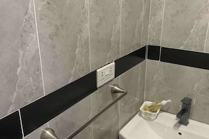 Dusche, Handtücher, Seife, Toilettenpapier