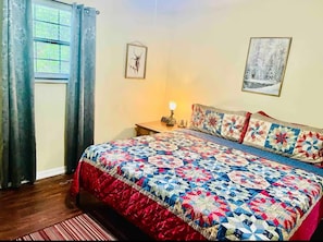 2 bedrooms, iron/ironing board, travel cot, free WiFi - NEW LISTING!Mountain Cabin on 3acres w/HOT TUB CLOSE TO SEVIERVILLE PIGEON FORGE (Seymour)