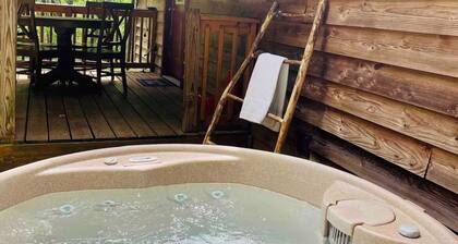 NEW LISTING!Mountain Cabin on 3acres w/HOT TUB CLOSE TO SEVIERVILLE PIGEON FORGE