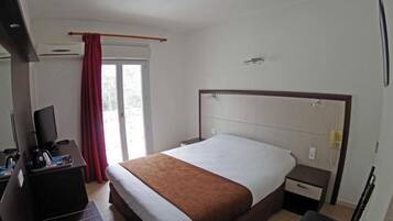 Habitación doble clásica, balcón, vista al mar | Caja de seguridad en la habitación y wifi gratis