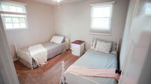 3 chambres, fer et planche à repasser, lit parapluie, Wi-Fi