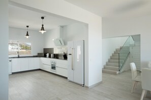 Kühlschrank, Mikrowelle, Ofen, Geschirrspüler