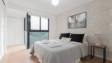 3 habitaciones, cortinas blackout y tabla de planchar con plancha