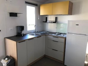 Jääkaappi, mikroaaltouuni, liesi, keittoastiat/astiat/ruokailuvälineet