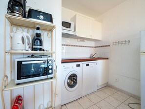 Kylskåp, mikrovågsugn, diskmaskin och kaffe- och tebryggare