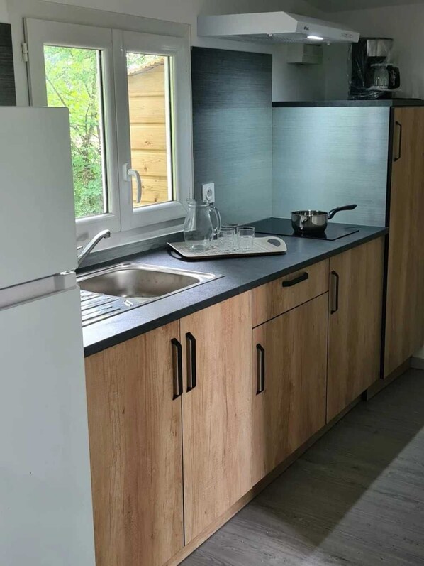 Fridge, microwave, stovetop