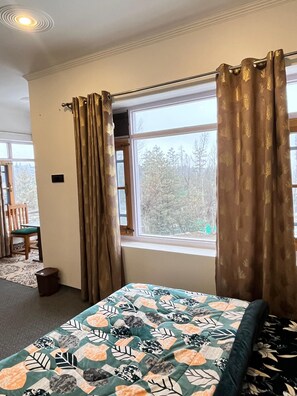 4 habitaciones, tabla de planchar con plancha, wifi y ropa de cama 
