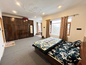 4 habitaciones, tabla de planchar con plancha, wifi y ropa de cama 