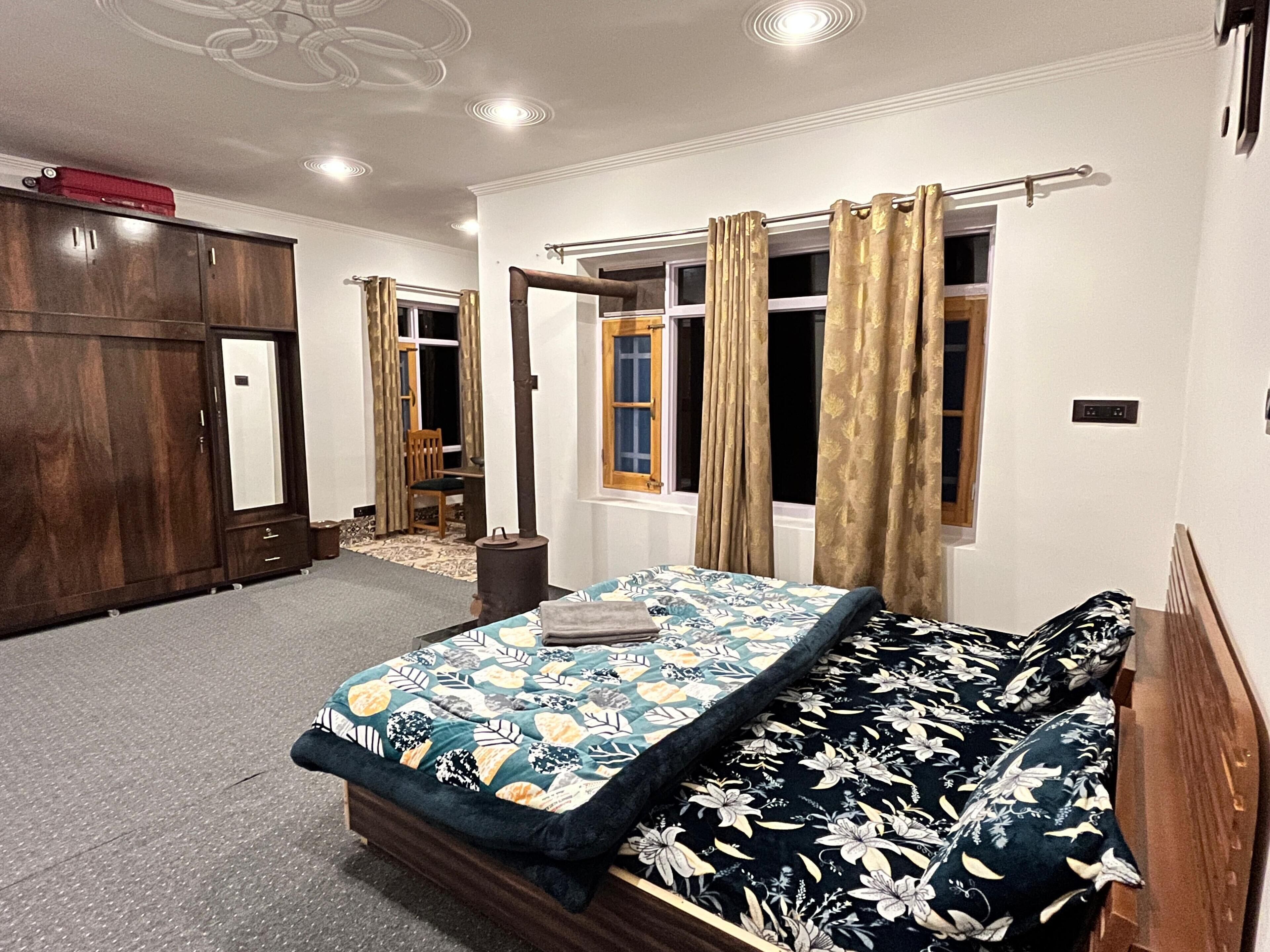 4 bedrooms, iron/ironing board, WiFi, bed sheets