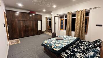 4 habitaciones, tabla de planchar con plancha, wifi y ropa de cama