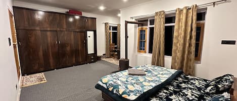 4 عدّة غرف نوم ومكواة/لوح كي وواي فاي وملاءات أسرّة