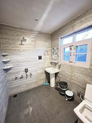 Regadera, secadora de cabello, bidet, toallas 
