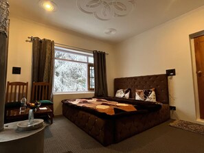 4 habitaciones, tabla de planchar con plancha, wifi y ropa de cama 