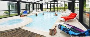 Een binnenzwembad en een verwarmd zwembad