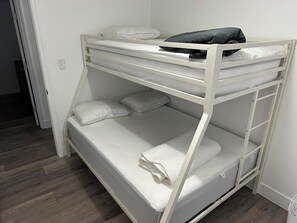 4 bedrooms, iron/ironing board, bed sheets