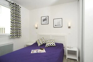 2 bedrooms, WiFi - ZEcamping 3 étoiles piscine couverte locatif TV LV BBQ 46m2 6 pers (Audierne)
