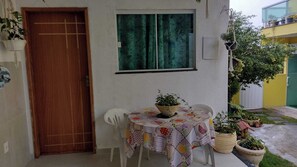 Outdoor dining - Beija Flor Suite for Couples with Pool Access in Cabo Frio, 25 minutes from Búzios. (Dunas do Peró Cabo Frio)
