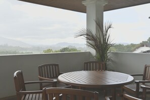 Outdoor dining - Beautiful 6-bedroom 625 Sqm Condo on gorgeous Maikhao Blue Canyon Golf Course (Maikhao)