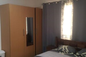 1 habitación, tabla de planchar con plancha, wifi y ropa de cama 