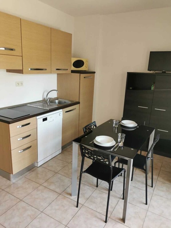 Fridge, microwave, oven, stovetop - Appartement 3 étoiles - Piscine  - ccaiibh (Linguizzetta)