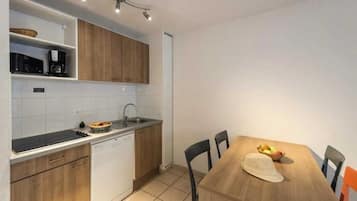 Réfrigérateur, micro-ondes, plaque de cuisson, lave-vaisselle