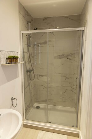 淋浴设施、吹风机