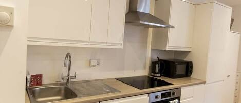 Jääkaappi, uuni, liesi, leivänpaahdin