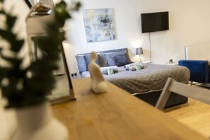 1 habitación, tabla de planchar con plancha, wifi y ropa de cama