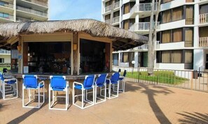 Condo, varias camas, patio, vista al jardín (Saida Towers IV #108) | Restaurante al aire libre