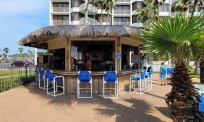 Appart'hôtel, plusieurs lits, patio, vue jardin (Saida Towers IV #108) | Bar (sur place)