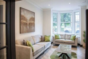 Smart TV, offices - Bright & Modern Manchester Home | Free Parking (Greater Manchester)