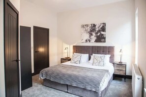 3 bedrooms, desk, iron/ironing board, free WiFi - Bright & Modern Manchester Home | Free Parking (Greater Manchester)