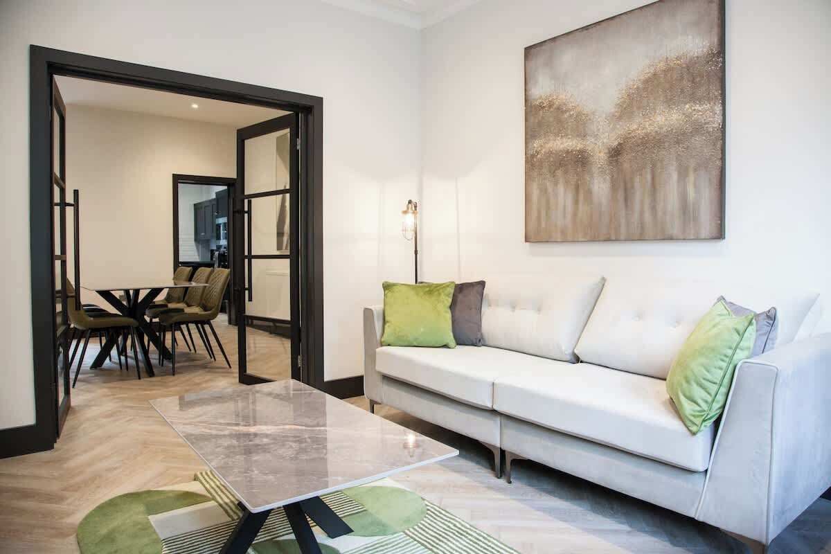 Televisión y oficina 