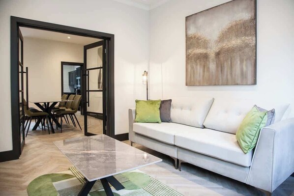 TV, offices - Bright & Modern Manchester Home | Free Parking (Greater Manchester)