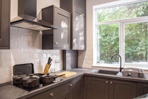 Fridge, microwave, oven, stovetop - Bright & Modern Manchester Home | Free Parking (Greater Manchester)