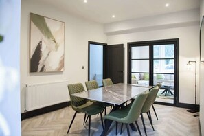 Dining - Bright & Modern Manchester Home | Free Parking (Greater Manchester)