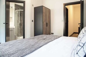 3 bedrooms, desk, iron/ironing board, free WiFi
