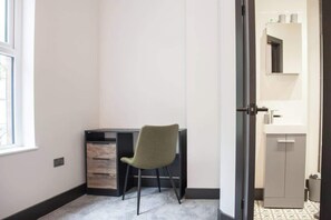 Interior - Bright & Modern Manchester Home | Free Parking (Greater Manchester)