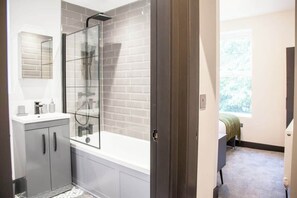 Shower, hair dryer, towels, soap - Bright & Modern Manchester Home | Free Parking (Greater Manchester)