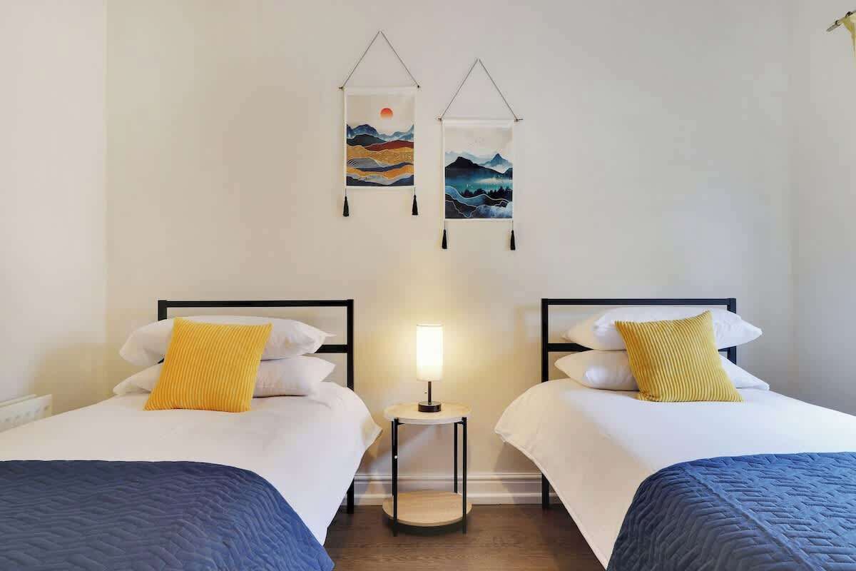 5 bedrooms, desk, iron/ironing board, WiFi