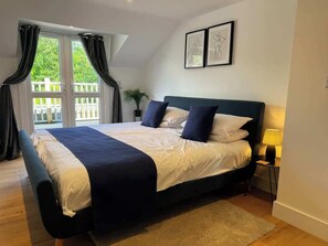1 bedroom, iron/ironing board, WiFi, bed sheets - Light-Filled Maidstone Penthouse | 2 Balconies (Kent)