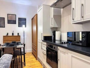 冷蔵庫、電子レンジ、オーブン、コンロ