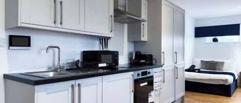 Kjøleskap, mikrobølgeovn, ovn og kokeplater