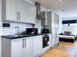 Kühlschrank, Mikrowelle, Ofen, Herdplatte