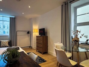 1 bedroom, iron/ironing board, WiFi, bed sheets - Lovely 1-Bed Home | Near Maidstone High Street (Kent)