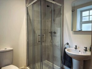 Shower, hair dryer - Lovely 1-Bed Home | Near Maidstone High Street (Kent)